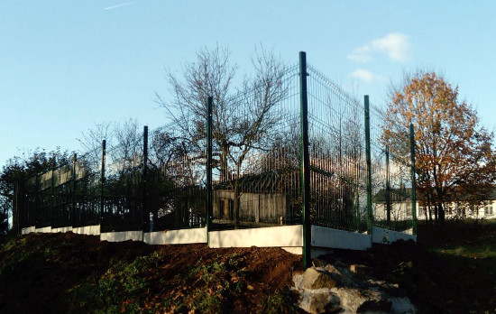 Montáž 3D panelů v terénu Pletiva Dobrý - Srbice na Domažlicku - montáž 3D panelů v terénu